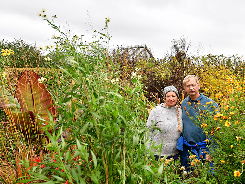 Marianne Greiner en Frans Meijer samen in de najaarstuin van Versicolor